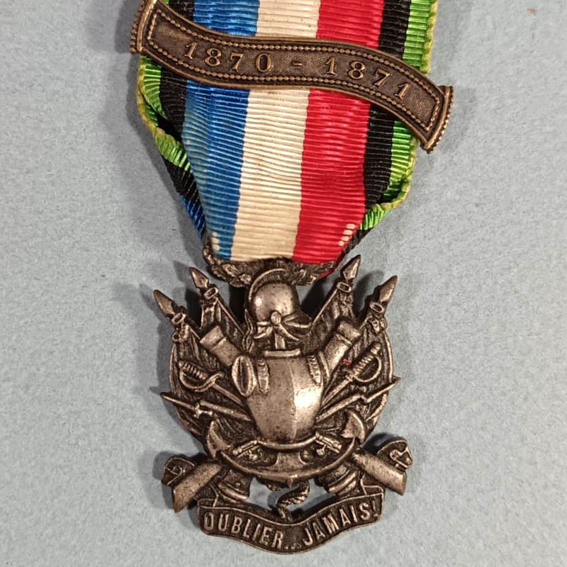 MEDAILLES ANCIEN COMBATTANT GUERRE DE 1870 1871 OUBLIER JAMAIS AVEC BARRETTE 1870-1871